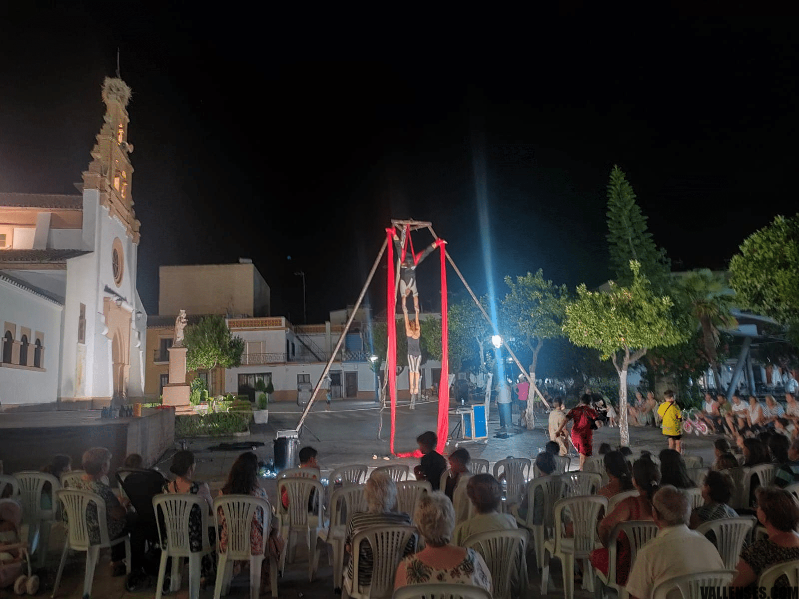 Circus Show" A Medida de la Cia. Eva Escudier y el Mago Transilvano Daniel Moldovan encantan al público de San José del Valle